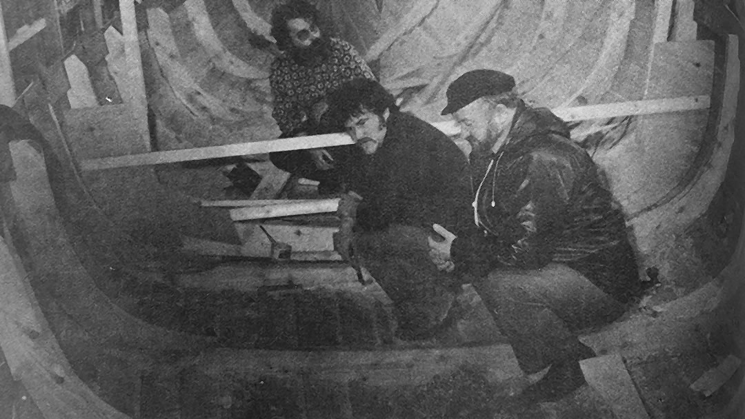 Alan Moncrieff discusses progress with Charle Simpson (L) and Peter Leith