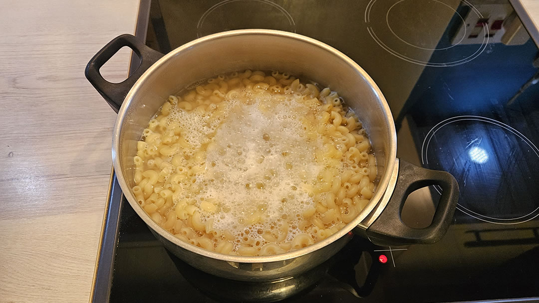 Cooking the pasta