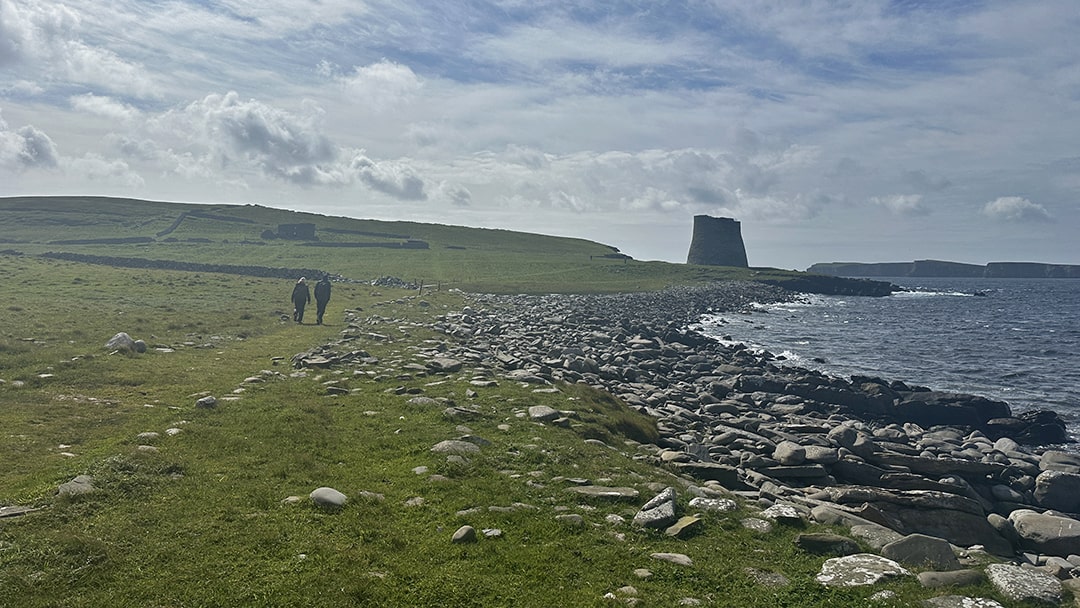 Walking along the coast of Mousa